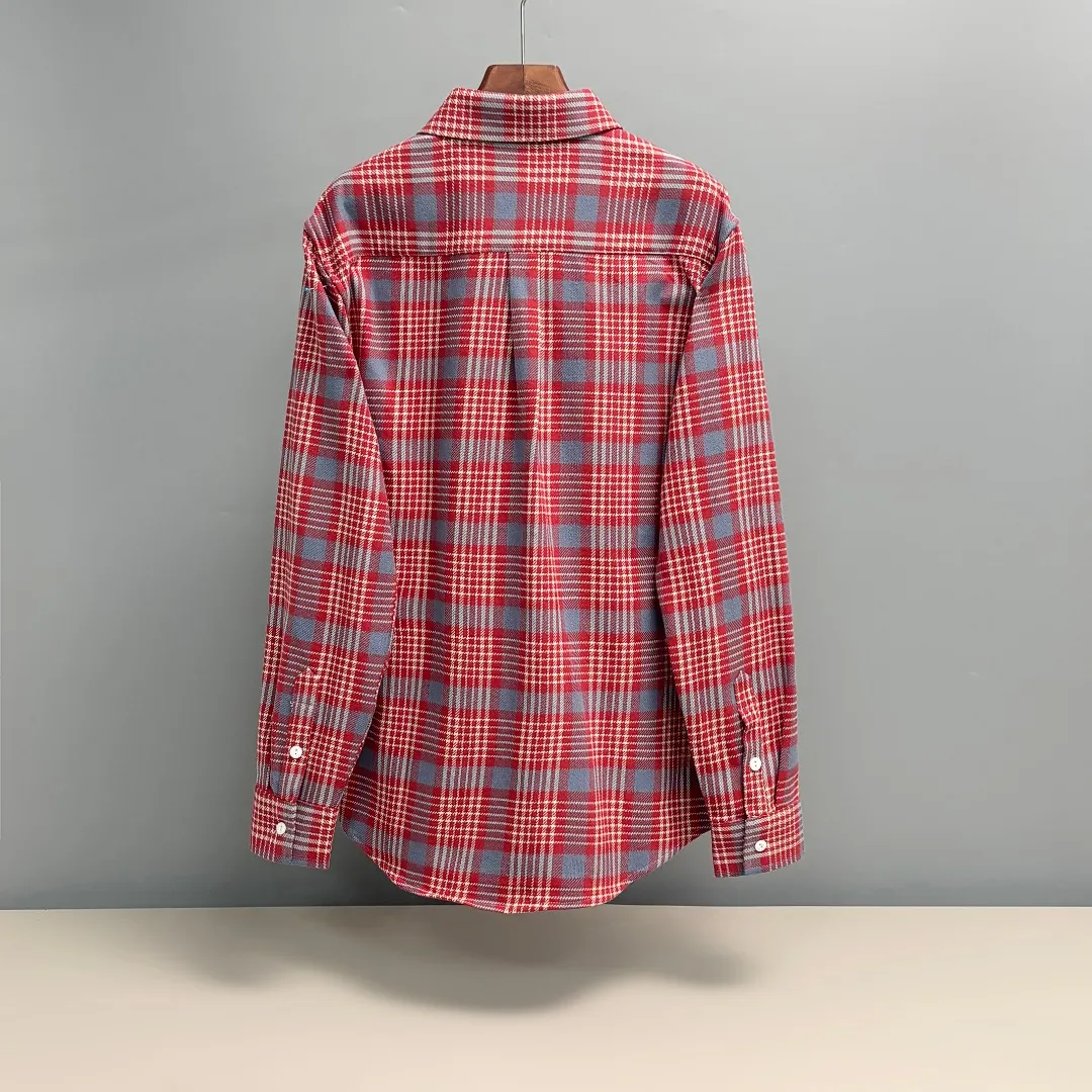 P280 Ralph Lauren/Ralph Lauren brushed pure cotton plaid shirt is made of 100% pure cotton material. The cotton fiber is naturally mild and non-irritating to the skin. It is suitable for people of all skin types. It is then treated with a sanding process. The fluff can effectively lock the air and form a heat insulation layer to enhance the thermal insulation performance of the fabric. It is endowed with reactive printing and dyeing through high-density weaving. The color is bright and the sanding process makes the surface of the fabric more wear-resistant and less prone to fading and pilling. Loose fit and three-dimensional upper body with smooth and natural lines. From the shoulder line to the waist line to the hem, the line transition is smooth without unnecessary folds or accumulation. The whole body is neat and stretched. The chest is embellished with the iconic pony embroidery. It is simple but highly recognizable. The color transition of the embroidery thread is natural. The stitches are even and consistent in size. The stitches can also be connected naturally. The lines are smooth and not stiff. Size: S M L XL